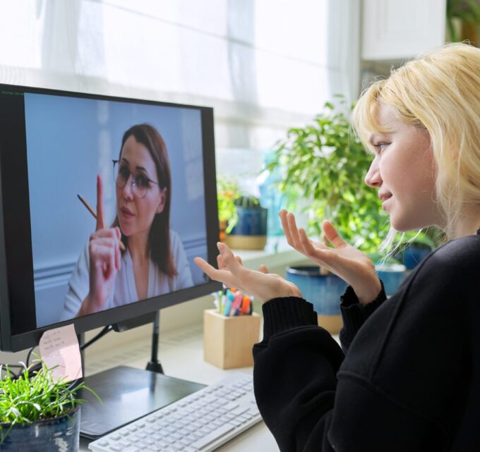 Czy warto skorzystać z porady lekarza psychiatry online? Rozwiejemy największe wątpliwości związane z taką decyzją